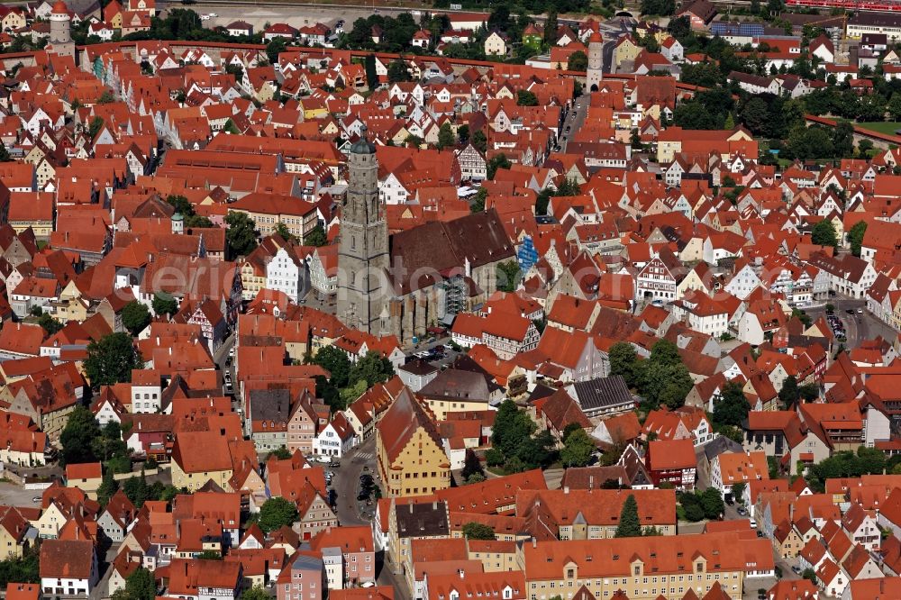 Nördlingen from the bird's eye view: Church building Sankt Georg in the Old Town- center in Noerdlingen in the state Bavaria
