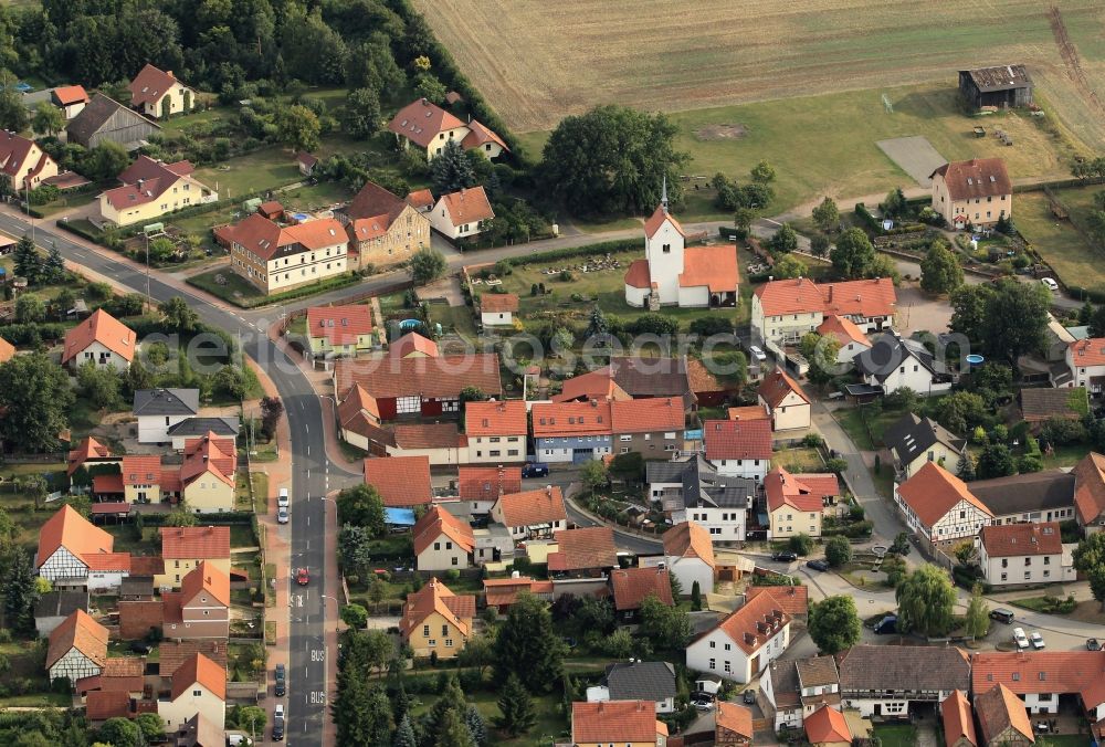 Kornhochheim from the bird's eye view: Church of Sankt Nikolaus and surrounding houses on the main street in Kornhochheim in Thuringia