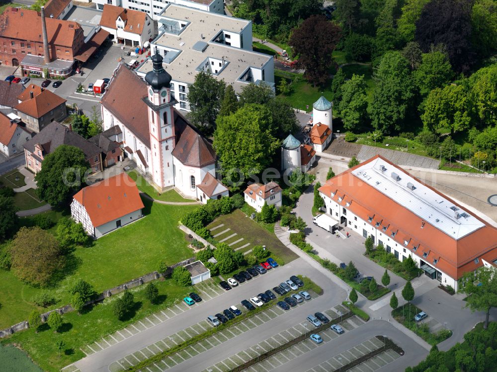 Laupheim from the bird's eye view: Church building Stadtpfarrkirche St. Peter and Paul on street Kirchberg in Laupheim in the state Baden-Wuerttemberg, Germany