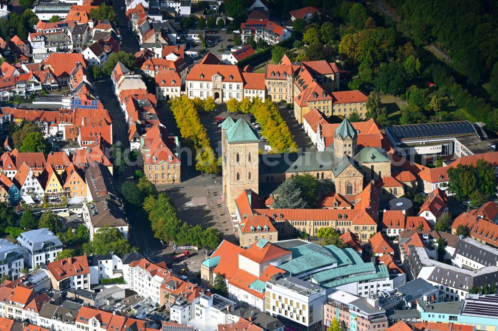 Osnabrück from the bird's eye view: Church building of the cathedral Dom St. Petrus in the old town on street Grosse Domsfreiheit in Osnabrueck in the state Lower Saxony, Germany