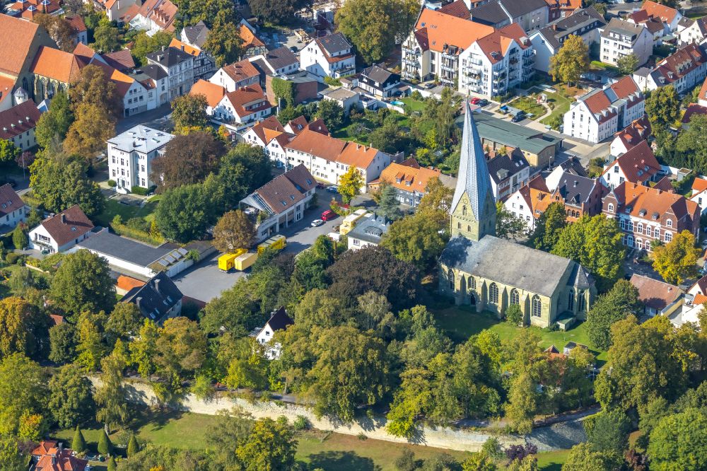 Soest from the bird's eye view: Church building of Alt St. Thomae also called Schiefer Turm on Thomaestrasse in Soest in the state North Rhine-Westphalia, Germany