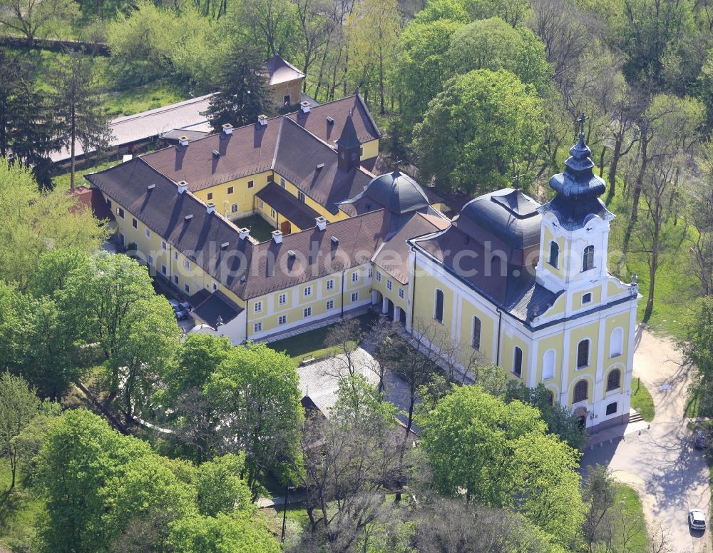 Aerial image Gödöllö - Church building Basilika Mariae Himmelfahrt in the district Mariabesnyoe in Goedoelloe in Komitat Pest, Hungary