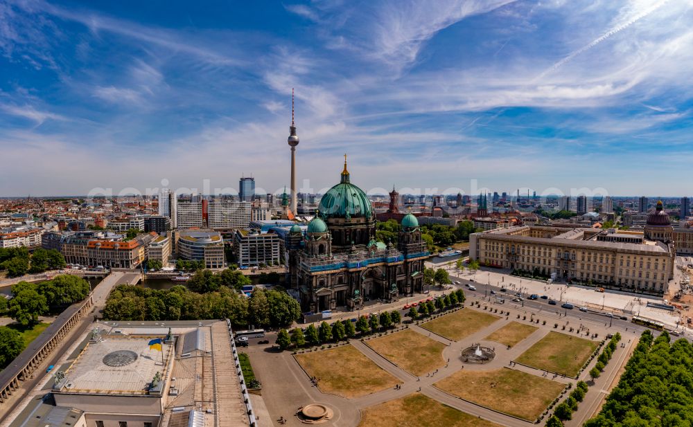 Aerial image Berlin - Church building of the cathedral of Berlin (Supreme Parish and Collegiate Church) on Museum Island in the Mitte part of Berlin in Germany