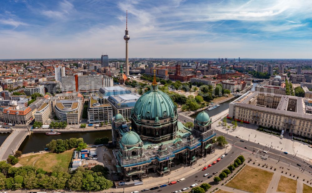 Aerial photograph Berlin - Church building of the cathedral of Berlin (Supreme Parish and Collegiate Church) on Museum Island in the Mitte part of Berlin in Germany