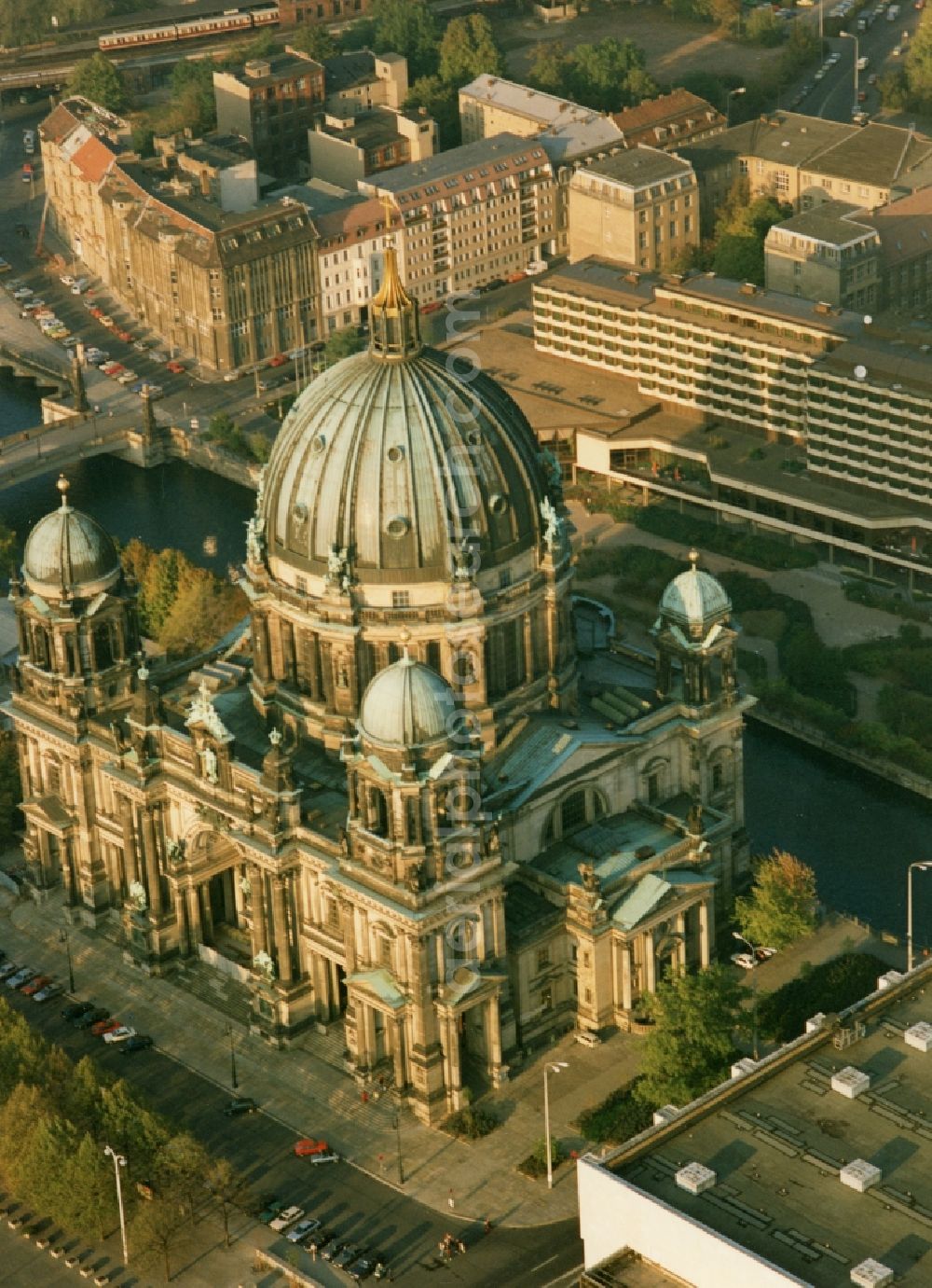 Aerial photograph Berlin - Church building of the cathedral of Berliner Dom in the district Mitte in Berlin, Germany