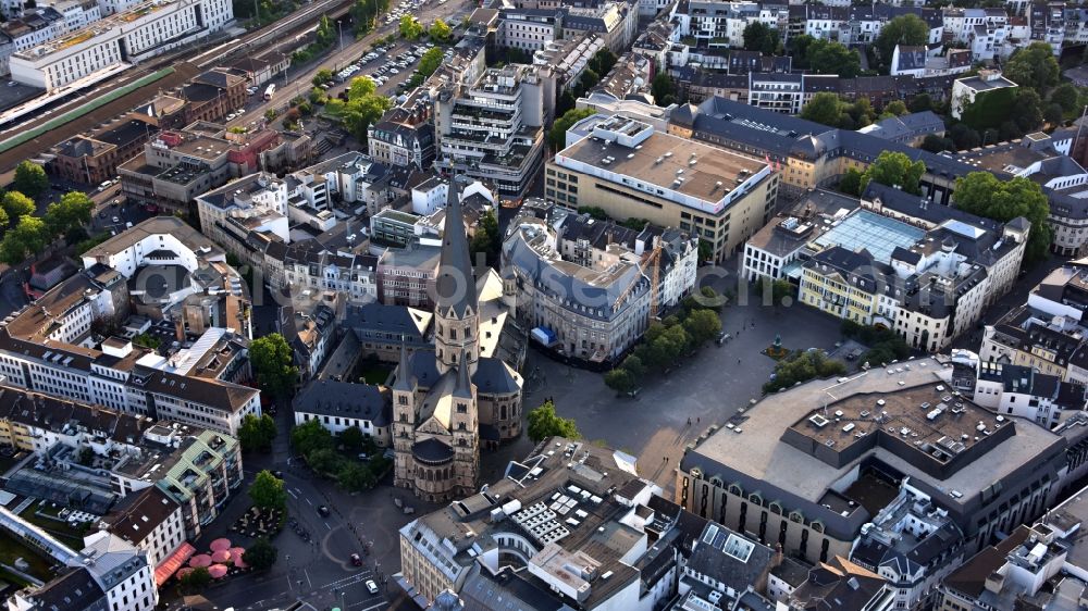 Bonn from the bird's eye view: Church building of the cathedral of Bonner Muenster on Muensterplatz in Bonn in the state North Rhine-Westphalia, Germany