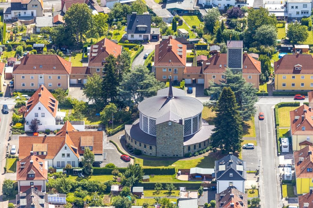 Soest from the bird's eye view: Church building of St. Bruno Kirche on Akazienstrasse in Soest in the state North Rhine-Westphalia, Germany