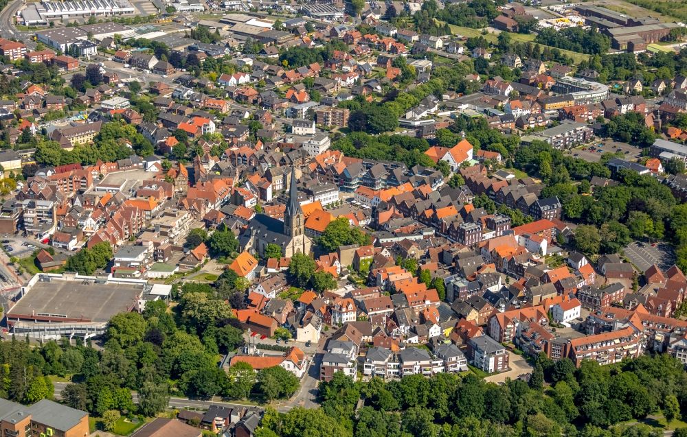 Werne from the bird's eye view: Church building in of St. Christophorus Kirche Old Town- center of downtown in Werne in the state North Rhine-Westphalia, Germany