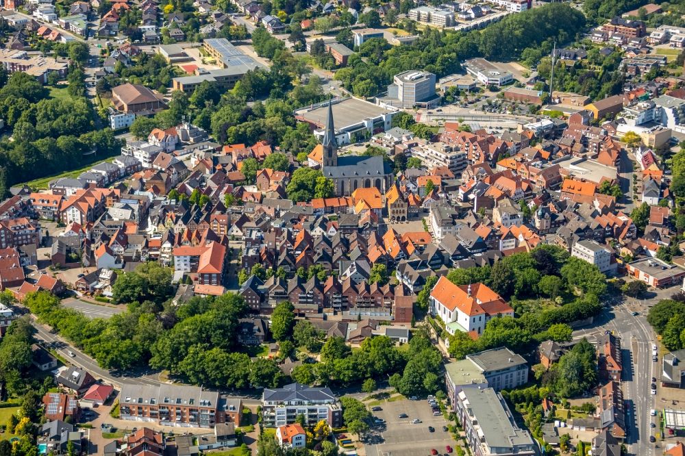 Aerial photograph Werne - Church building in of St. Christophorus Kirche Old Town- center of downtown in Werne in the state North Rhine-Westphalia, Germany