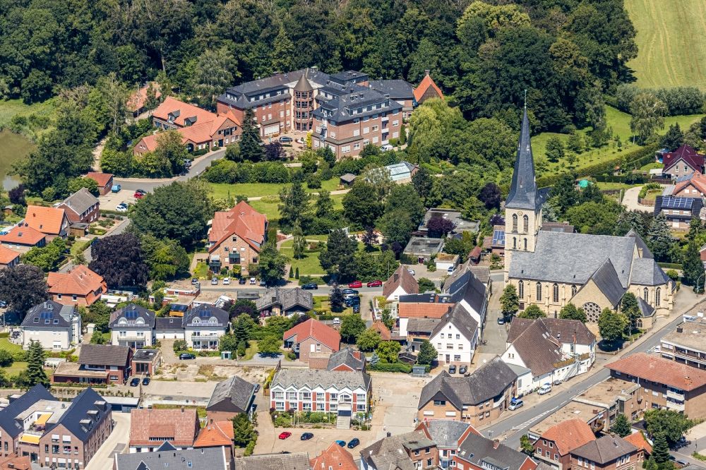 Aerial image Nordwalde - Church building of St. Dionysius on Amtmann-Daniel-Strasse overlooking the St. Franziskus-Haus on Proebstingstrasse in Nordwalde in the state North Rhine-Westphalia, Germany