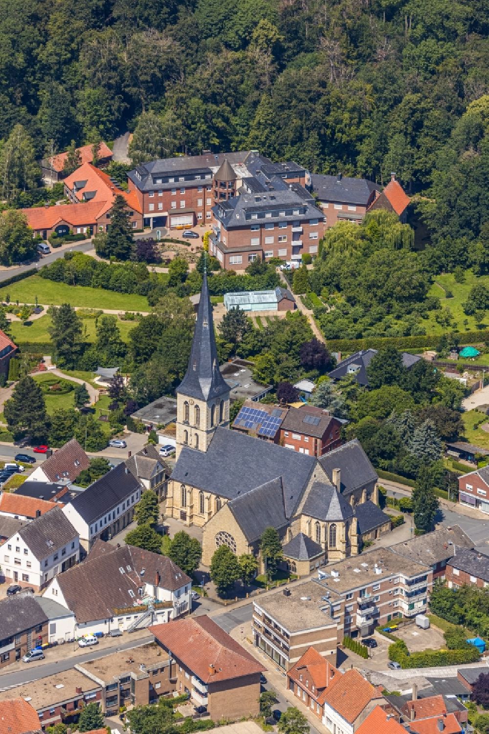 Aerial photograph Nordwalde - Church building of St. Dionysius on Amtmann-Daniel-Strasse overlooking the St. Franziskus-Haus on Proebstingstrasse in Nordwalde in the state North Rhine-Westphalia, Germany