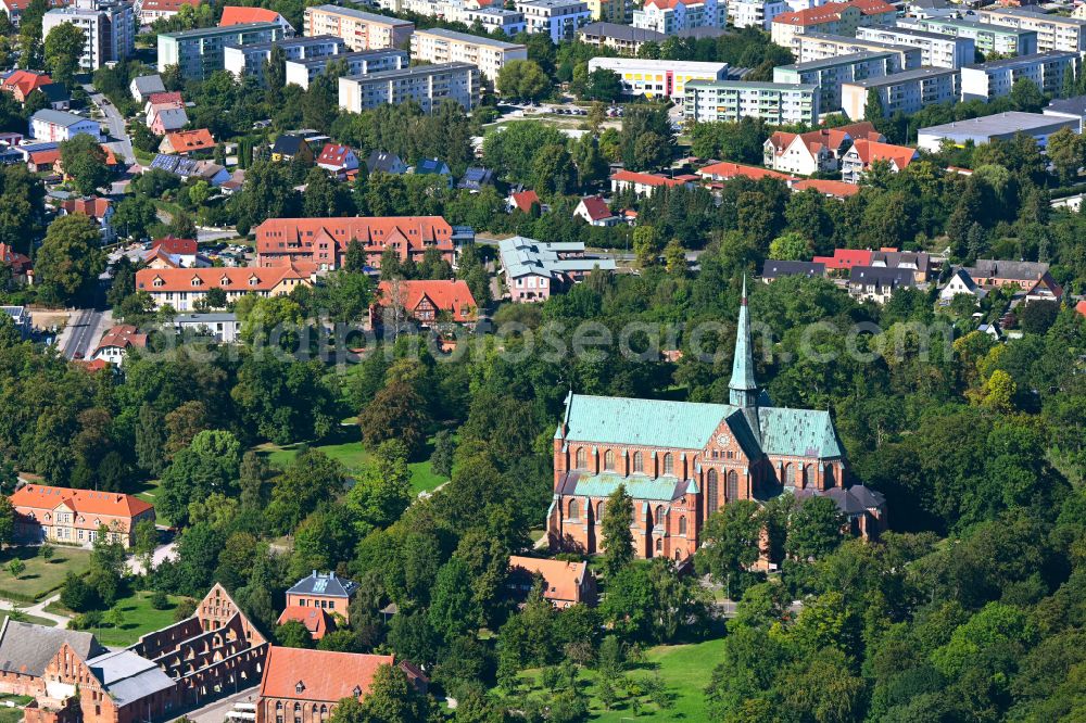 Aerial photograph Bad Doberan - Church building of the cathedral of Doberaner Muenster on Klosterstrasse in Bad Doberan in the state Mecklenburg - Western Pomerania, Germany