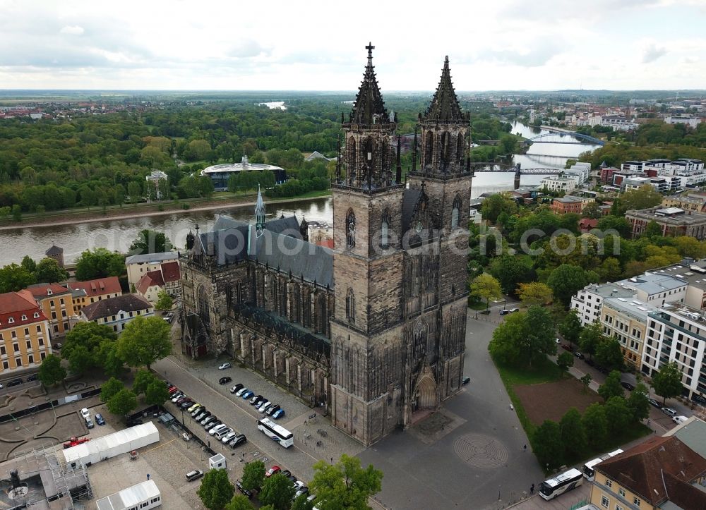 Magdeburg from above - Church building of the cathedral of Dom zu Magdeburg in the district Altstadt in Magdeburg in the state Saxony-Anhalt