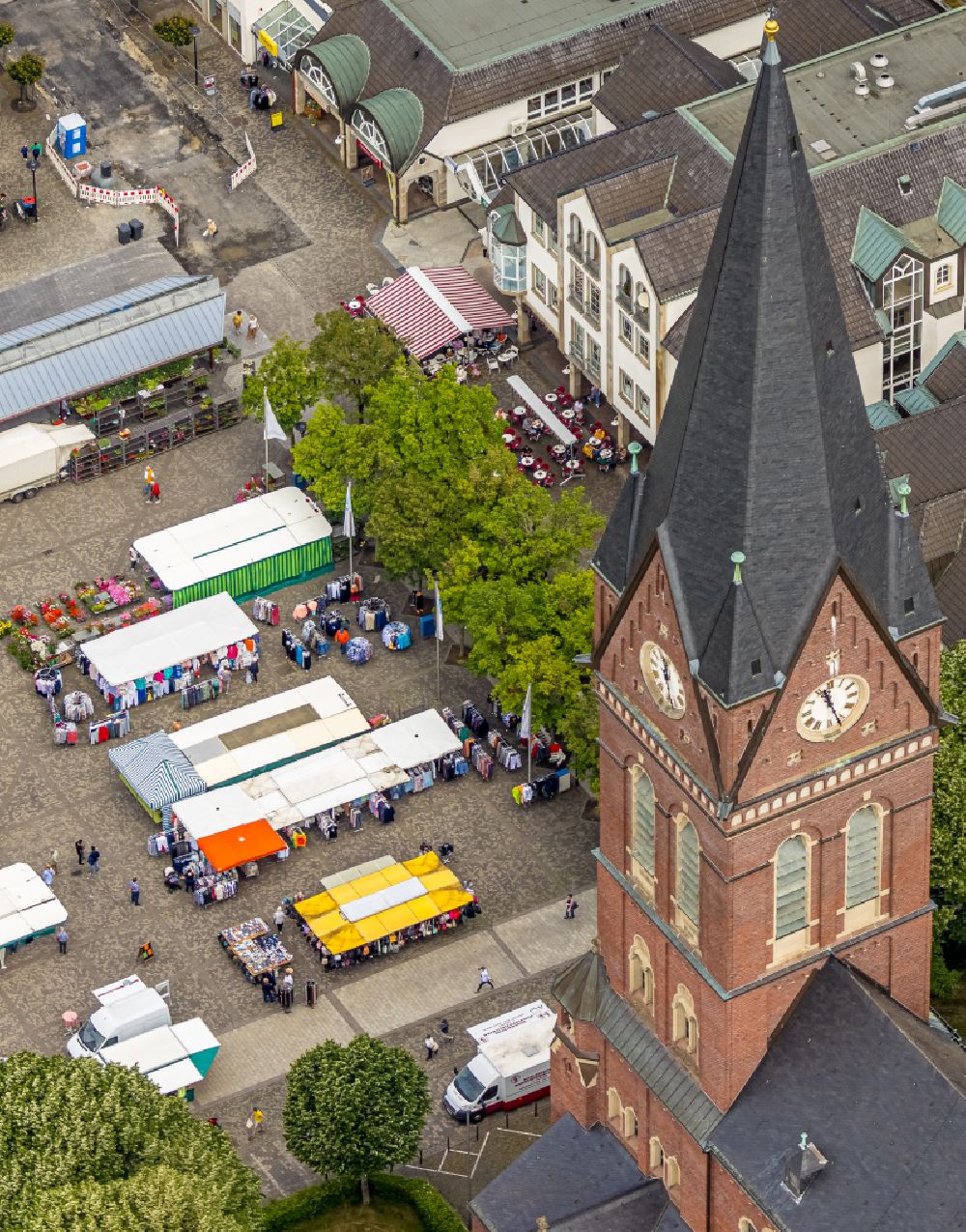 Arnsberg from the bird's eye view: Church building of the cathedral of St. Johannes-Baptist at Neheimer Markt in Arnsberg at Sauerland in the state North Rhine-Westphalia, Germany