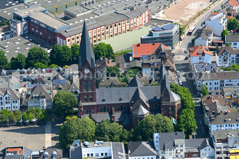 Aerial photograph Arnsberg - Church building of the cathedral of St. Johannes-Baptist at Neheimer Markt in Arnsberg at Sauerland in the state North Rhine-Westphalia, Germany