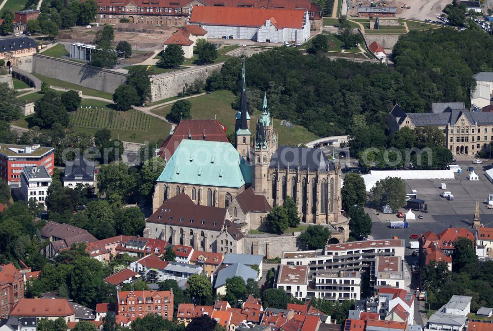 Erfurt from the bird's eye view: Church building of the cathedral on plave Domplatz in the old town in the district Altstadt in Erfurt in the state Thuringia, Germany