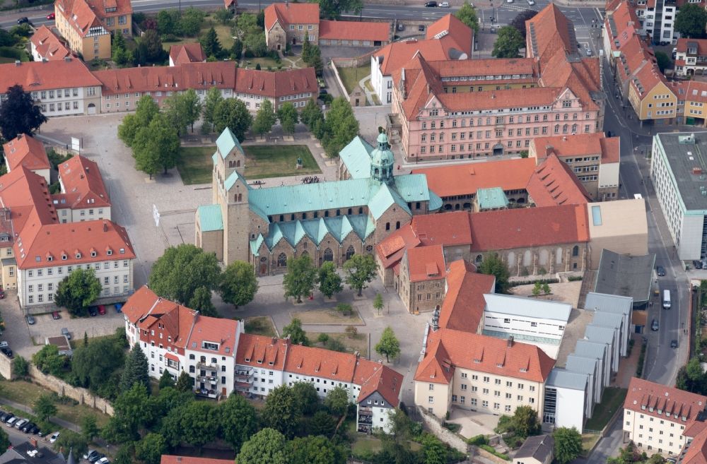 Aerial photograph Hildesheim - Church building of the cathedral Dom Mariae Himmelfahrt zu Hildesheim in the old town in Hildesheim in the state Lower Saxony, Germany
