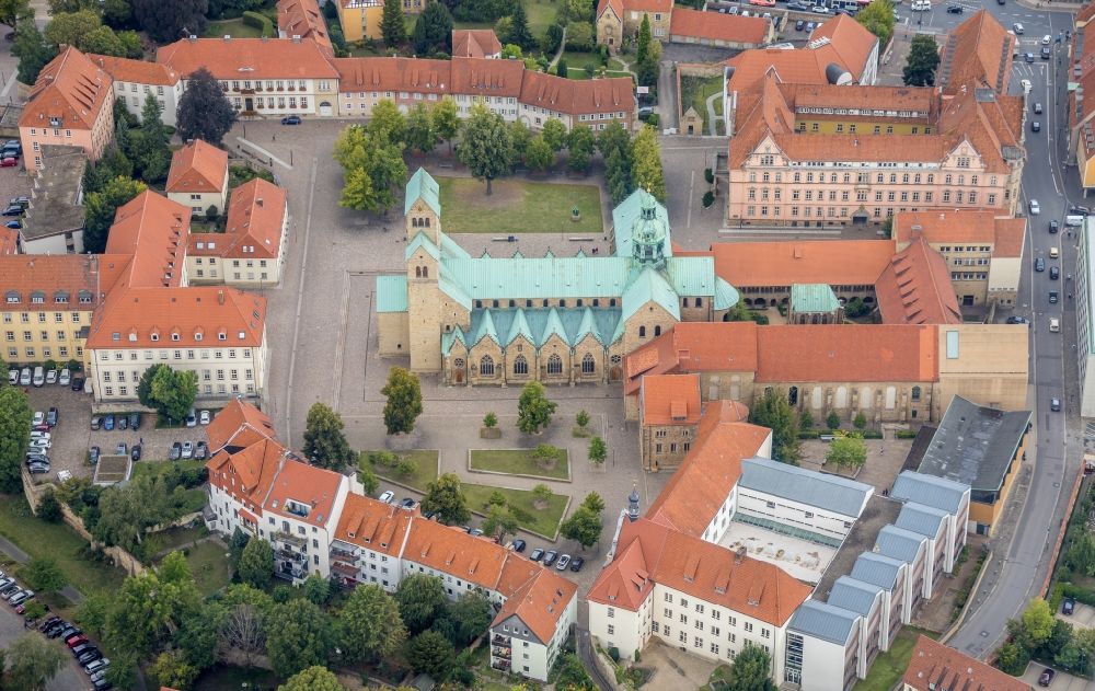 Aerial photograph Hildesheim - Church building of the cathedral Dom Mariae Himmelfahrt zu Hildesheim in the old town in Hildesheim in the state Lower Saxony, Germany