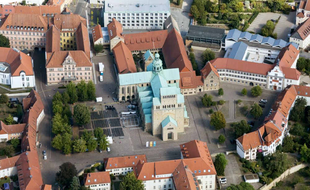 Hildesheim from the bird's eye view: Church building of the cathedral Dom Mariae Himmelfahrt zu Hildesheim in the old town in Hildesheim in the state Lower Saxony, Germany
