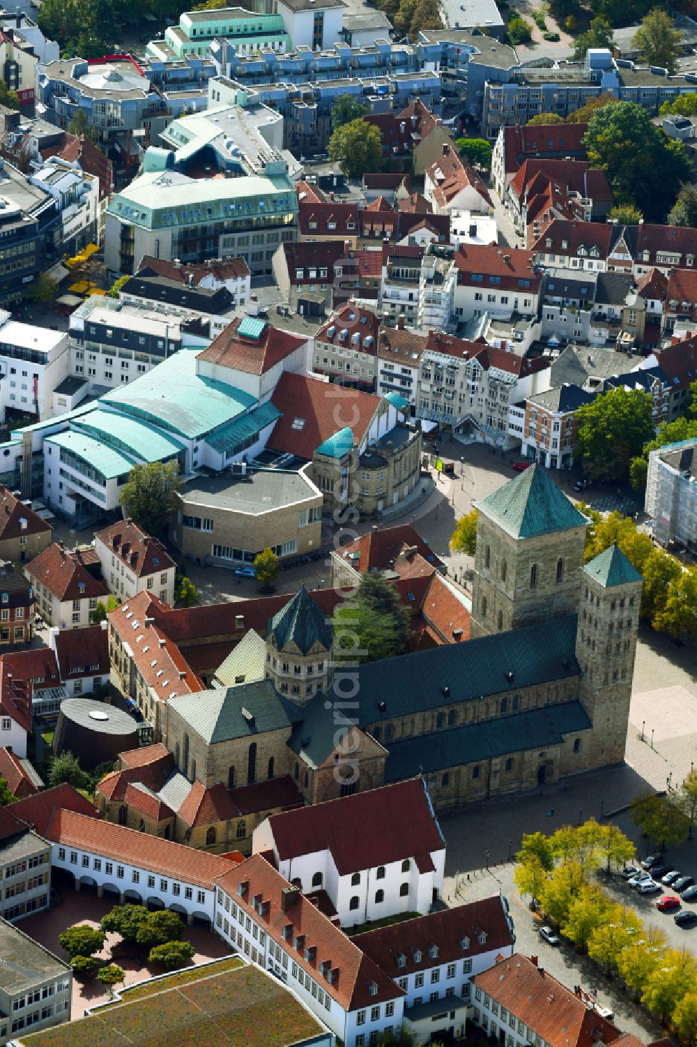 Osnabrück from the bird's eye view: Church building of the cathedral Dom St. Petrus in the old town on street Grosse Domsfreiheit in Osnabrueck in the state Lower Saxony, Germany