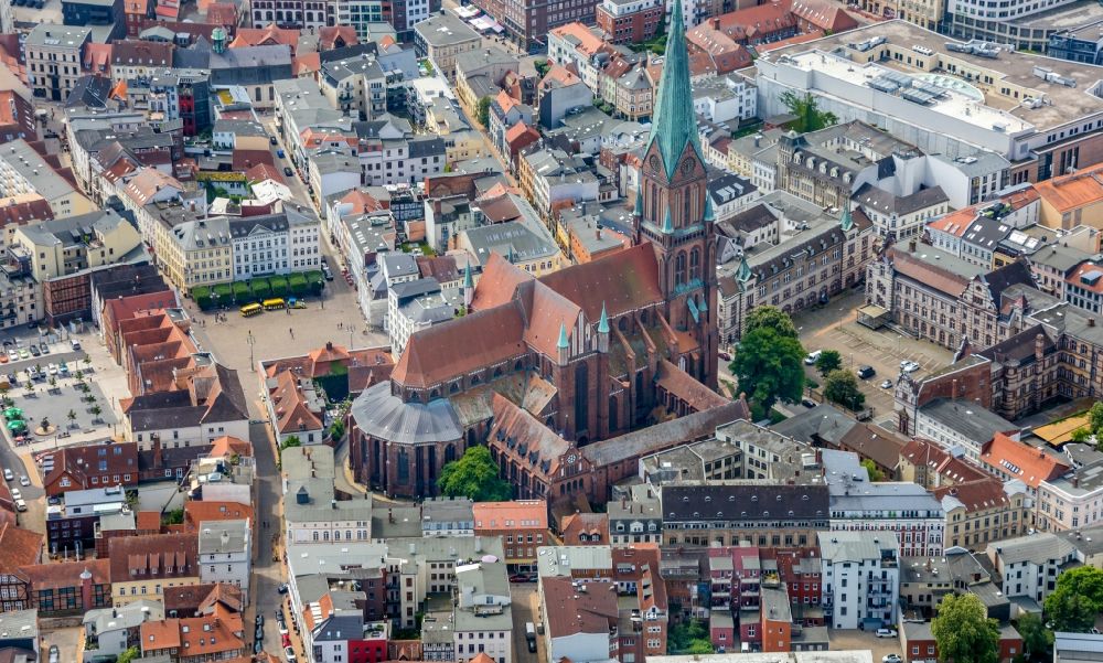 Aerial photograph Schwerin - Church building of the cathedral St. Marien and St. Johannes in the old town in Schwerin in the state Mecklenburg - Western Pomerania, Germany