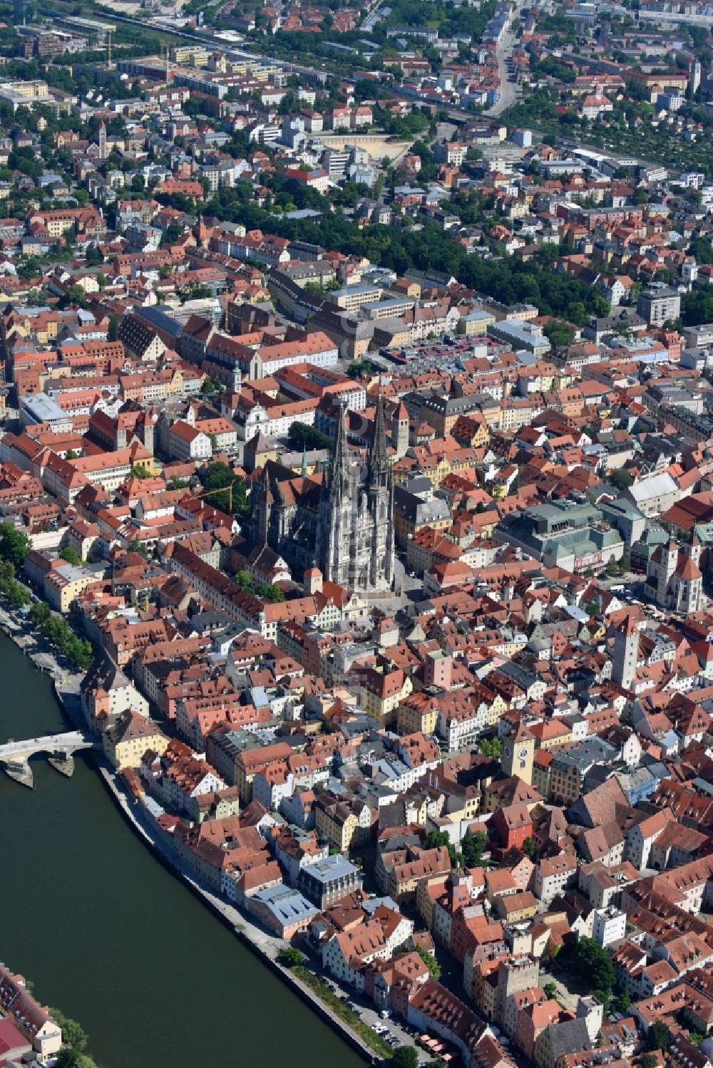 Aerial photograph Regensburg - Church building of the cathedral St. Peter in the old town in Regensburg in the state Bavaria, Germany