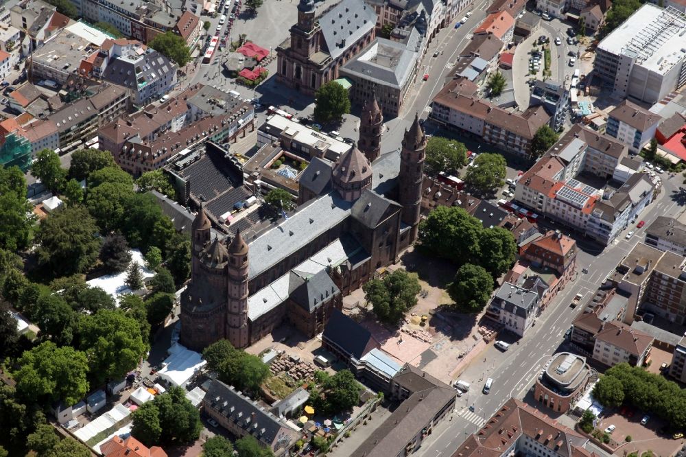 Worms from the bird's eye view: Church building in of the St. Peter cathedral in the Old Town-center of downtown in Worms in the state Rhineland-Palatinate, Germany. On the long sides of the cathedral, the construction site for the stage and auditorium for the Nibelungen Festival