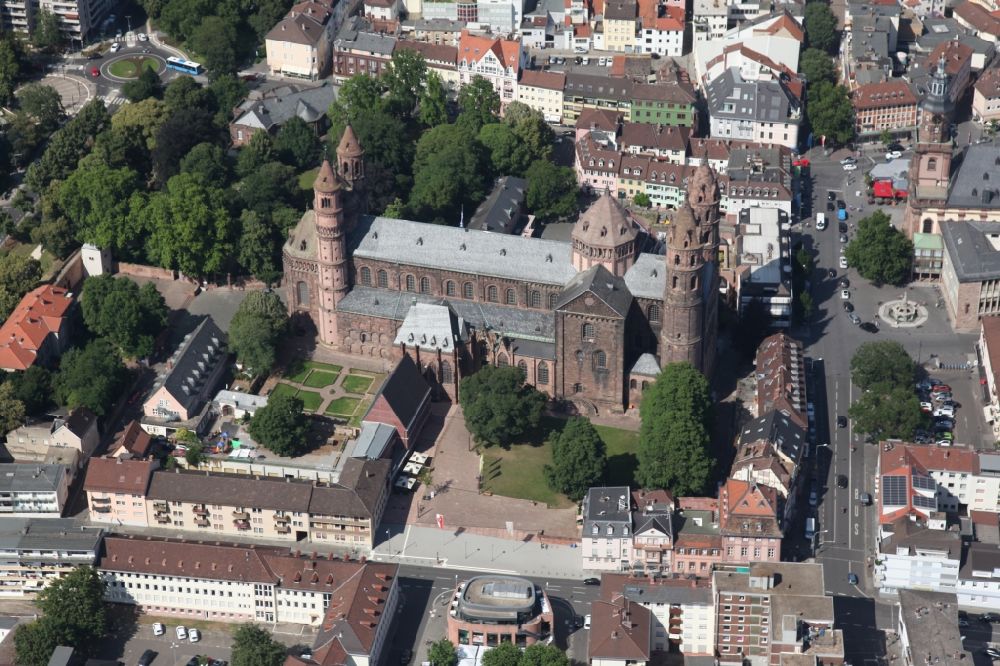 Aerial photograph Worms - Church building in of the St. Peter cathedral in the Old Town-center of downtown in Worms in the state Rhineland-Palatinate, Germany. The cathedral is the venue for the Nibelungen Festival every year