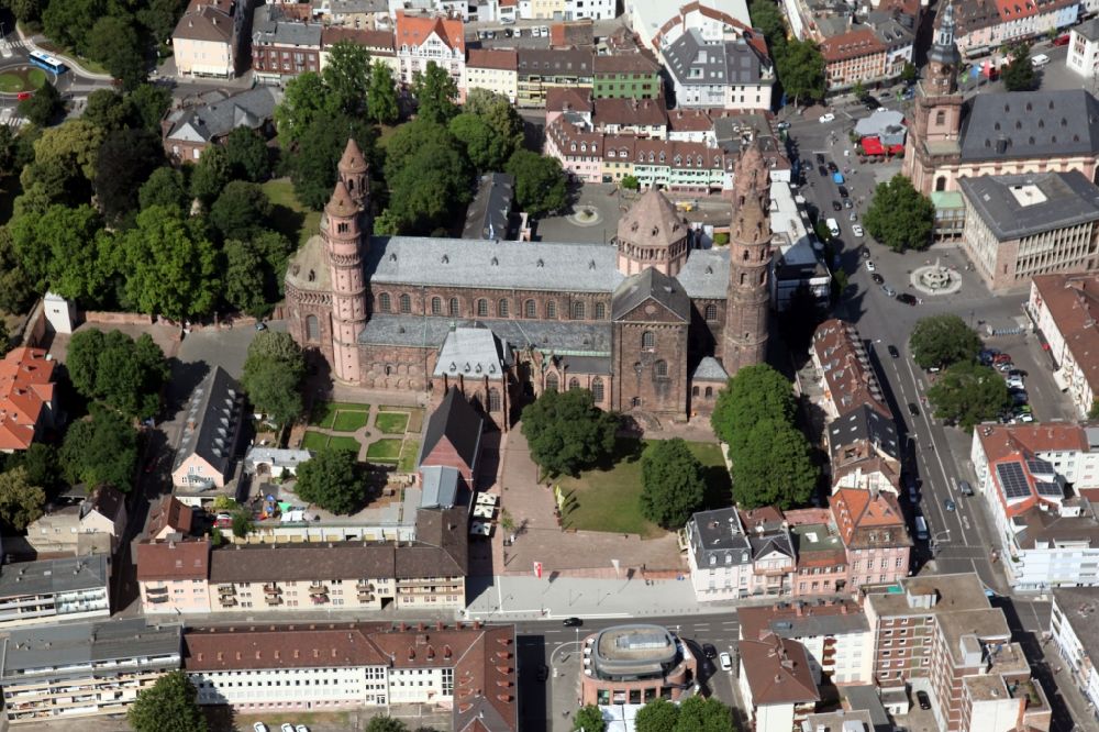 Aerial photograph Worms - Church building in of the St. Peter cathedral in the Old Town-center of downtown in Worms in the state Rhineland-Palatinate, Germany. The cathedral is the venue for the Nibelungen Festival every year