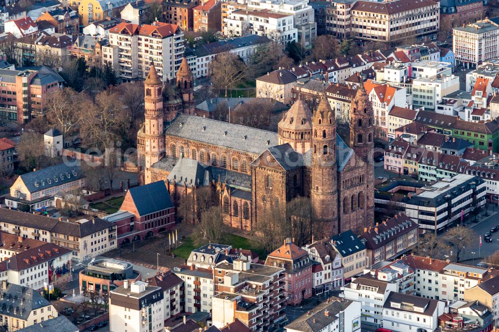 Aerial photograph Worms - Church building in of the St. Peter cathedral in the Old Town-center of downtown on place Domplatz in Worms in the state Rhineland-Palatinate, Germany. The cathedral is the venue for the Nibelungen Festival every year