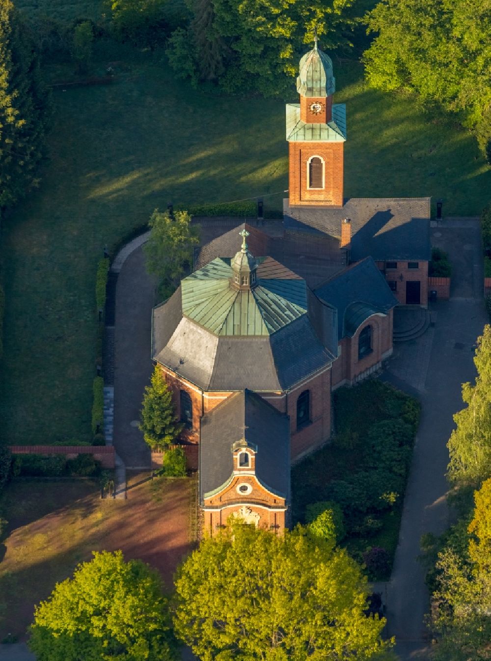 Aerial photograph Münster - Church building of Dyckburg-Kirche on Dyckburgstrasse in Muenster in the state North Rhine-Westphalia, Germany