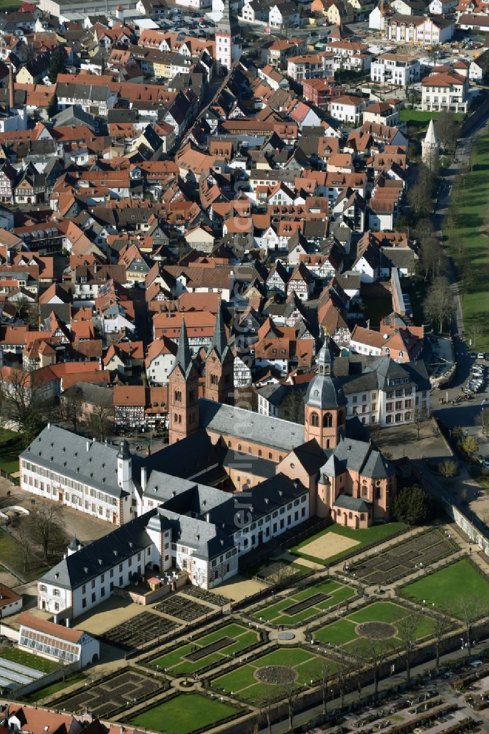 Aerial photograph Seligenstadt - Church building Einhardbasilika the monastery at the Great Maingasse in Seligenstadt in Hesse