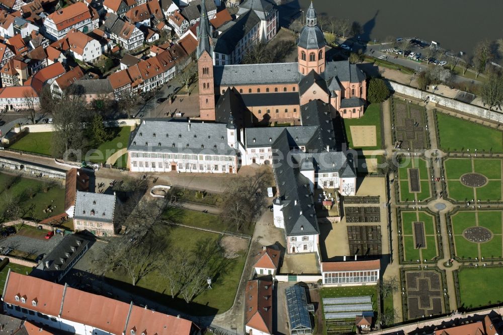 Seligenstadt from the bird's eye view: Church building Einhardbasilika the monastery at the Great Maingasse in Seligenstadt in Hesse