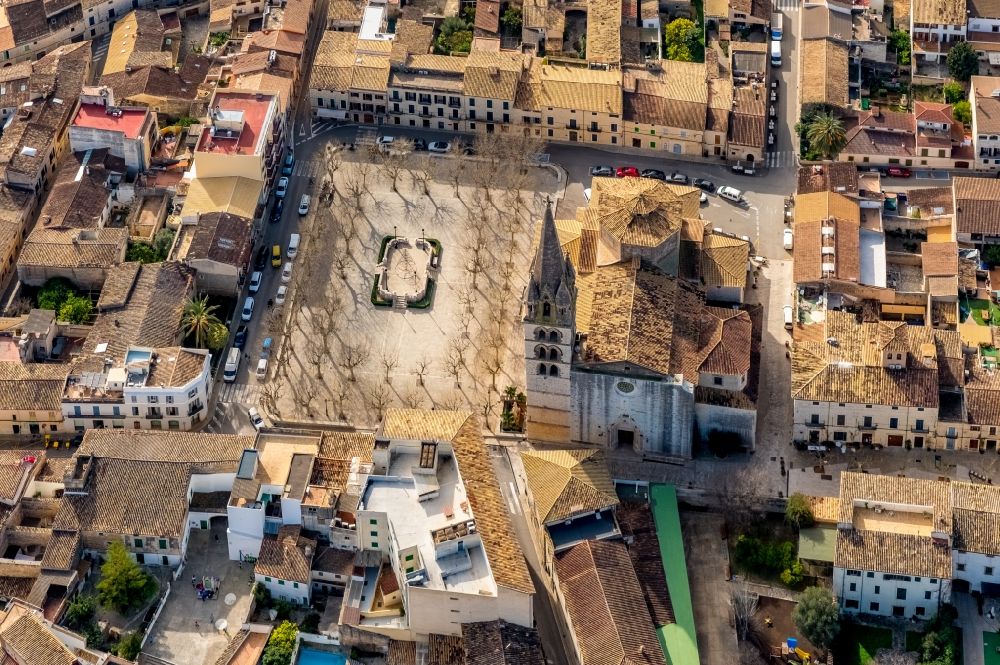 Binissalem from the bird's eye view: Church building Esglesia de Santa Maria de Robines on Carrer Esglesia, Placa in the old town center of the city center in Binissalem in Balearic Island Mallorca, Spain