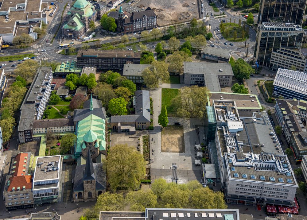 Essen from the bird's eye view: Church building of the cathedral of Essener Dom in the district Stadtkern in Essen at Ruhrgebiet in the state North Rhine-Westphalia, Germany