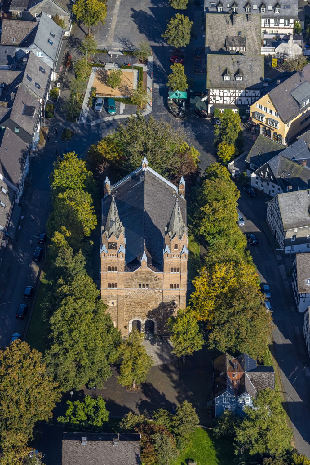 Aerial image Hilchenbach - Church building Evangelisch-Reformierte Kirchengemeinde on place Kirchplatz in Hilchenbach at Siegerland in the state North Rhine-Westphalia, Germany