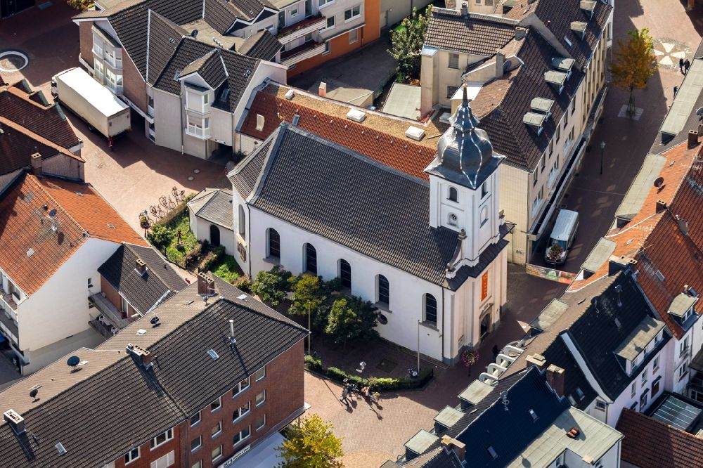 Aerial image Dinslaken - Church building in of Evangelische Stadtkirche Dinslaken Old Town- center of downtown in Dinslaken in the state North Rhine-Westphalia, Germany