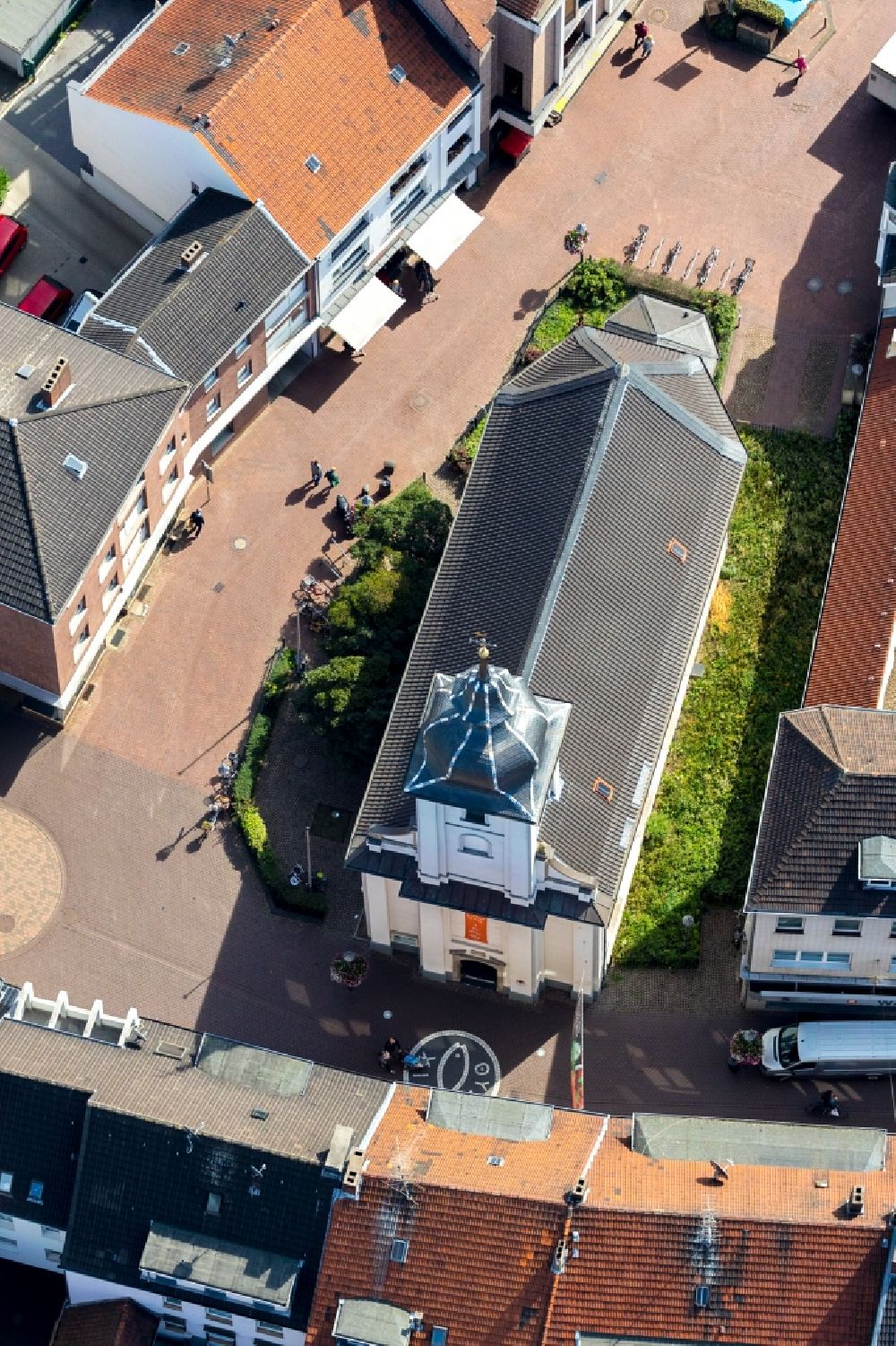Aerial photograph Dinslaken - Church building in of Evangelische Stadtkirche Dinslaken Old Town- center of downtown in Dinslaken in the state North Rhine-Westphalia, Germany