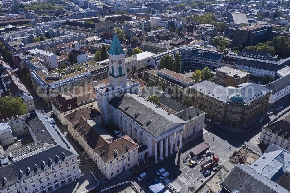 Aerial photograph Karlsruhe - Church building Evangelische Stadtkirche on Marktplatz in Karlsruhe in the state Baden-Wurttemberg, Germany