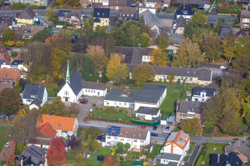 Aerial photograph Bergkamen - Church building the Church of the Resurrection of the Evangelical Peace Church Community in Bergkamen and the Martin Luther House on Ebertstrasse on street Goekenheide in the district Weddinghofen in Bergkamen in the state North Rhine-Westphalia, Germany