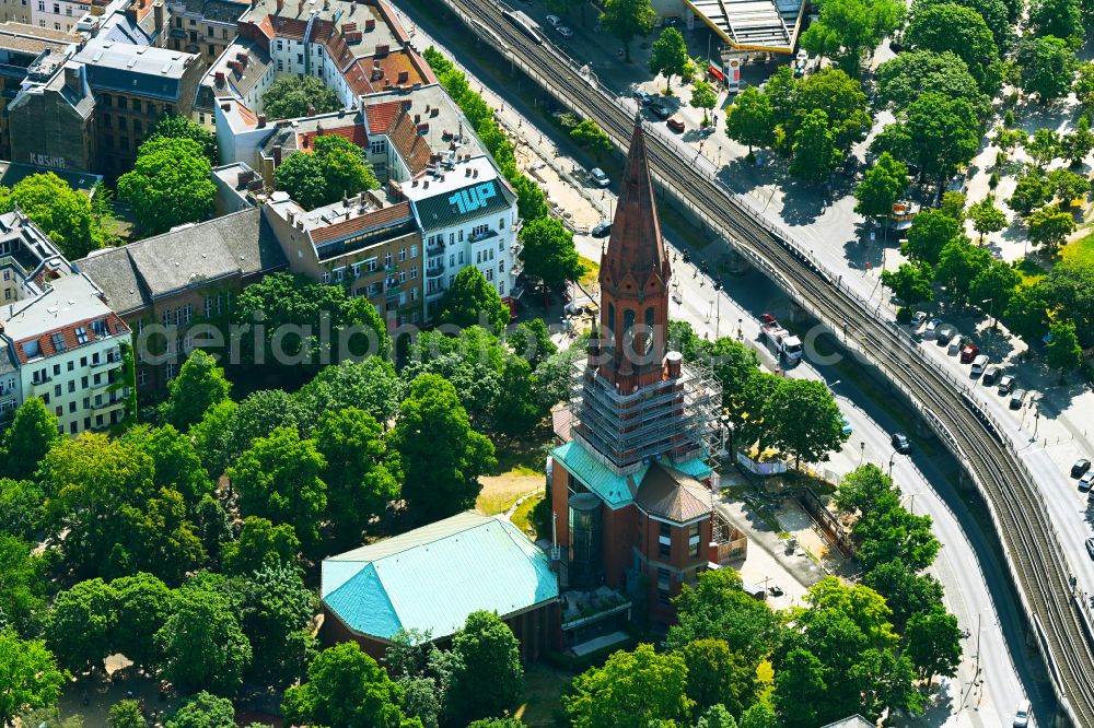 Aerial image Berlin - Church building of the protestant parish Emmaus - Oelberg at the Lausitzer square - in the Skalitzerstrasse in Berlin