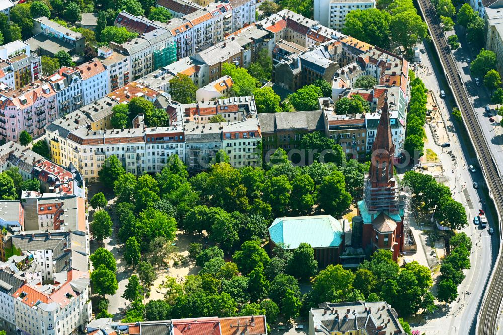 Aerial photograph Berlin - Church building of the protestant parish Emmaus - Oelberg at the Lausitzer square - in the Skalitzerstrasse in Berlin