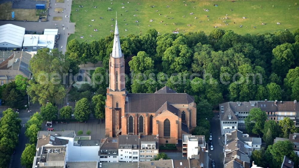 Aerial image Bonn - Church building Evangelischen Kreuzkirche Am Hofgarten in the district Suedstadt in the district Suedstadt in Bonn in the state North Rhine-Westphalia, Germany