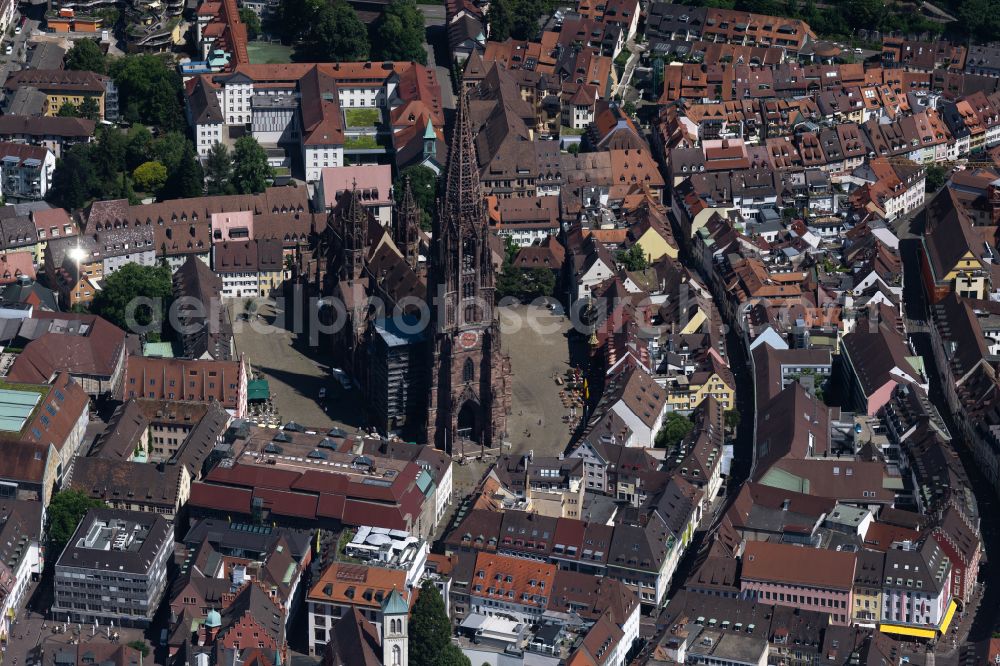 Aerial photograph Freiburg im Breisgau - Church building of the cathedral of Freiburger Muenster in the district Zentrum in Freiburg im Breisgau in the state Baden-Wurttemberg, Germany