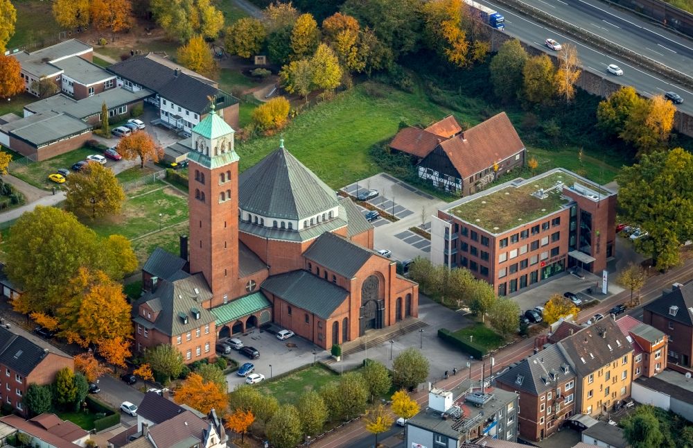 Gladbeck from the bird's eye view: Church building Heilig Kreuz-Kirche an der Horster Strasse in Gladbeck in the state North Rhine-Westphalia