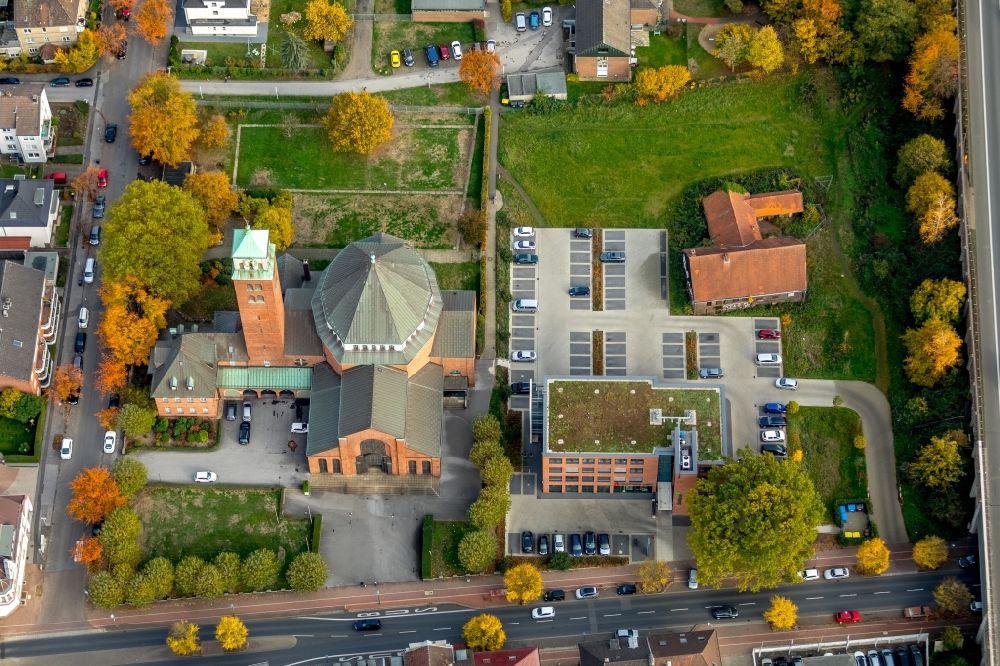Aerial photograph Gladbeck - Church building Heilig Kreuz-Kirche an der Horster Strasse in Gladbeck in the state North Rhine-Westphalia