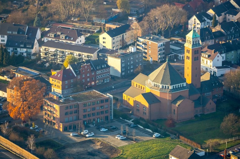 Gladbeck from the bird's eye view: Church building Heilig Kreuz-Kirche an der Horster Strasse in Gladbeck at Ruhrgebiet in the state North Rhine-Westphalia