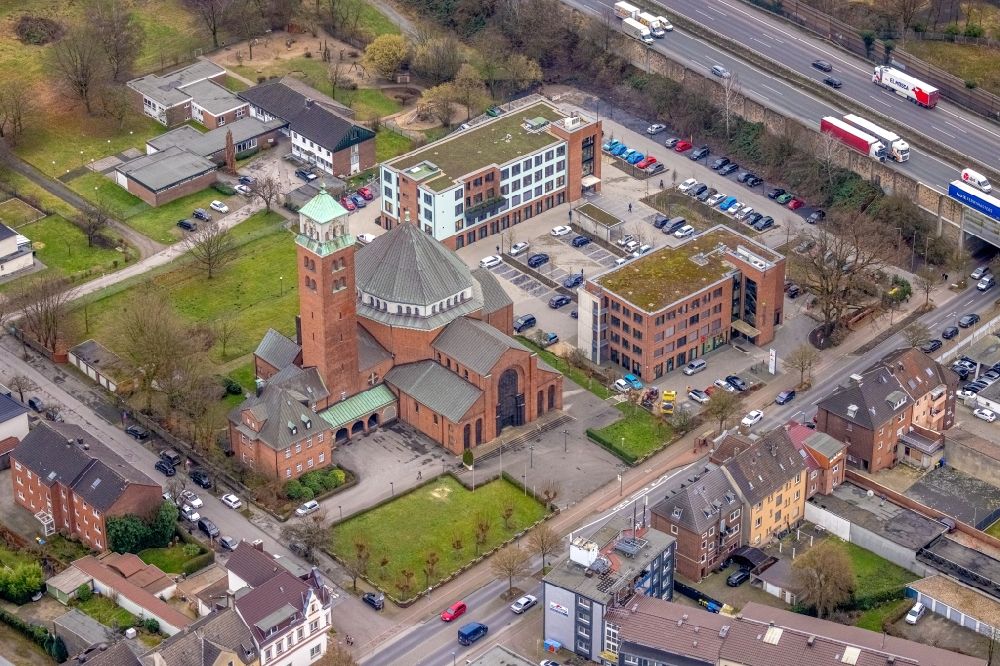 Aerial image Gladbeck - Church building Heilig Kreuz-Kirche an der Horster Strasse in Gladbeck at Ruhrgebiet in the state North Rhine-Westphalia