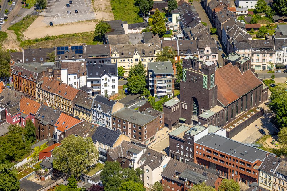 Aerial photograph Gelsenkirchen - Church building Heilig-Kreuz-Kirche on street Bochumer Strasse in the district Ueckendorf in Gelsenkirchen at Ruhrgebiet in the state North Rhine-Westphalia, Germany