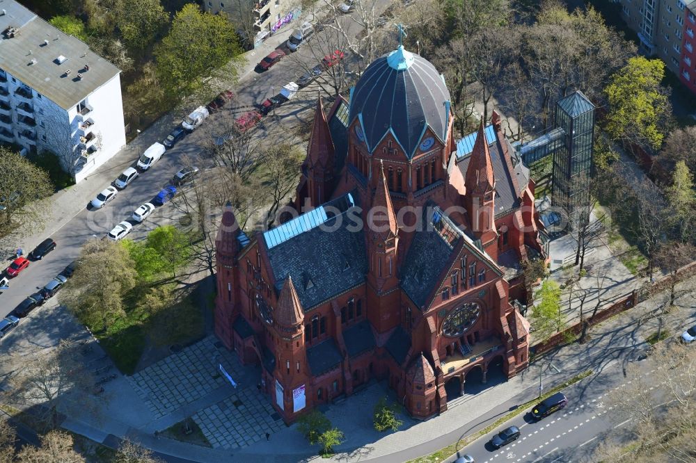 Aerial photograph Berlin - Church building of Heilig-Kreuz-Kirche in the district Kreuzberg in Berlin, Germany